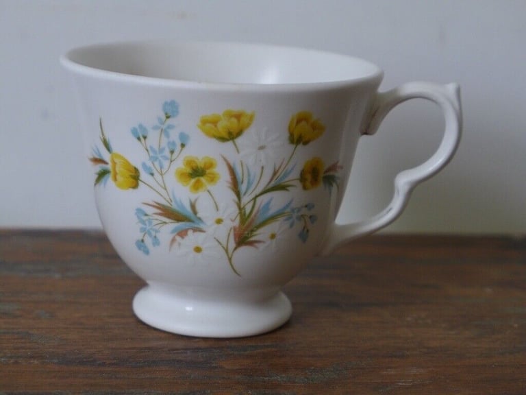 Six pieces of matching vintage COLCOUGH BONE CHINA. Believe ANGELA pattern
