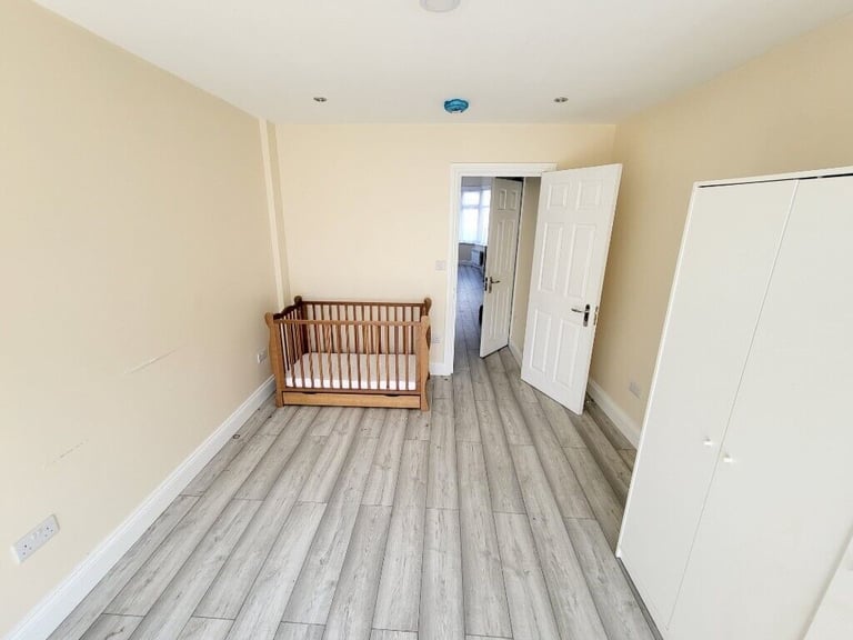 One Bedroom Extra large ground floor flat to let with the Garden