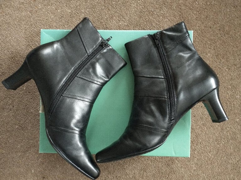  LEATHER BOOTS - CLARKS. SMART, BLACK, HEELED. Size 5.5D. New, unworn