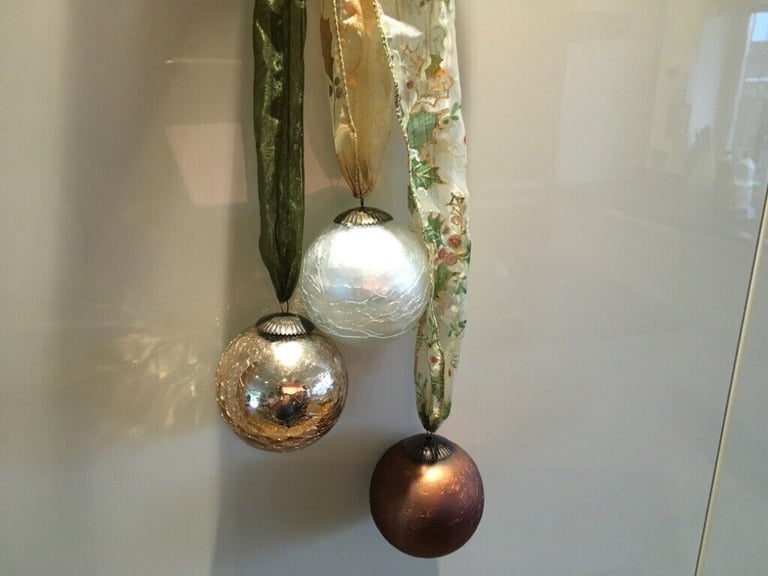 Heavy xmas bubbles for hanging in the window 