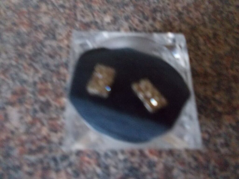 New ear rings top lid of box missing