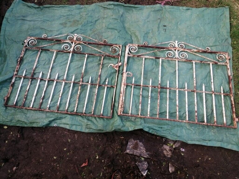 PAIR OF VINTAGE DRIVEWAY GATES