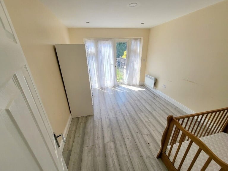 One Bedroom Extra large ground floor flat to let with the Garden