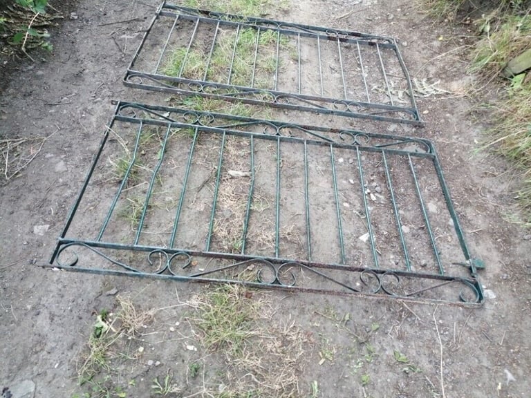10 ft DRIVEWAY GATES. 
