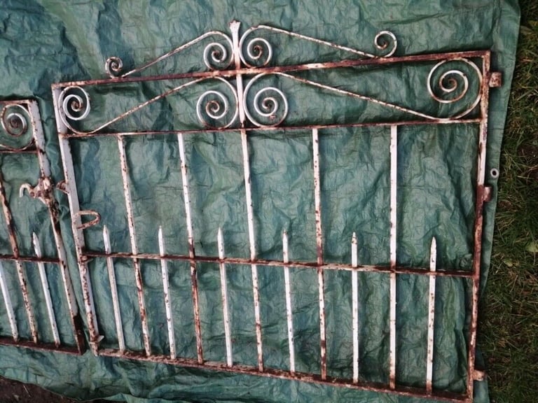 PAIR OF VINTAGE DRIVEWAY GATES