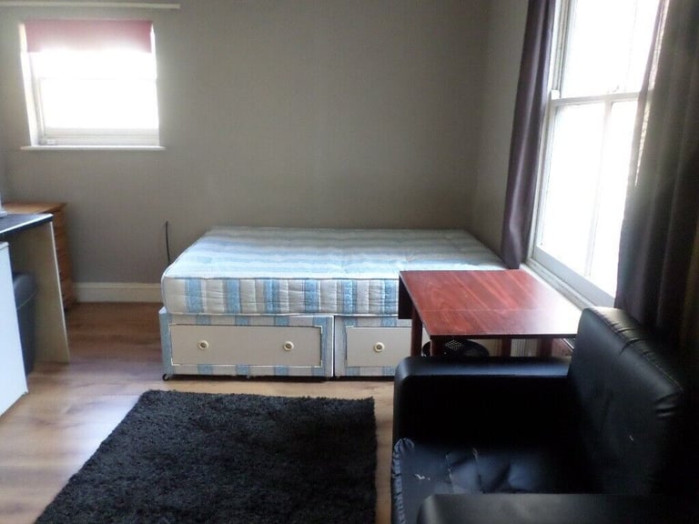 'KENSINGTON W14, GOOD VALUE SPACIOUS STUDIO, Near to Superstores.