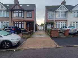 image for LOCK UP GARAGE TO LET IN ROMFORD RM7 0XA