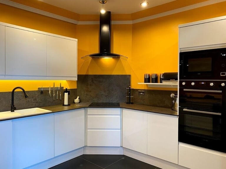 Kitchen Units – BRAND NEW- High White Gloss Handleless