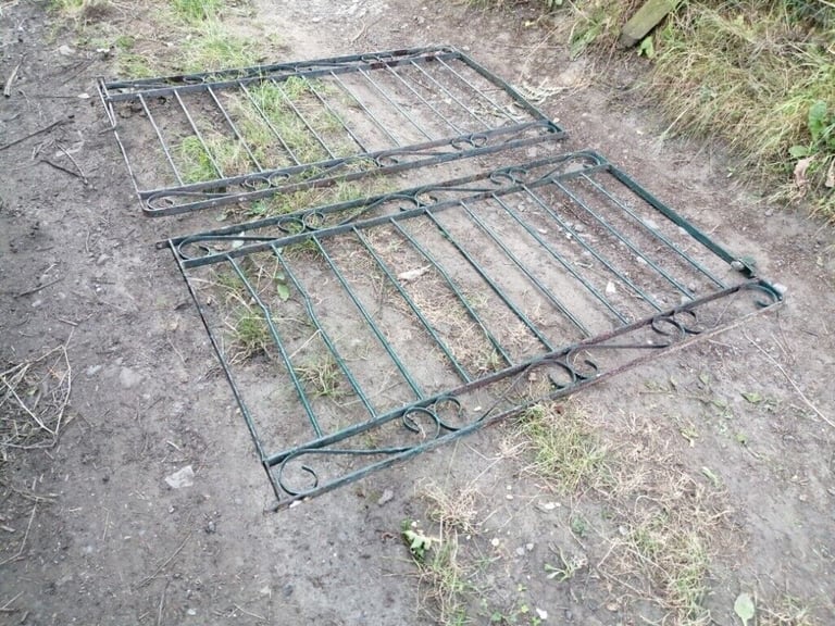 10 ft DRIVEWAY GATES. 