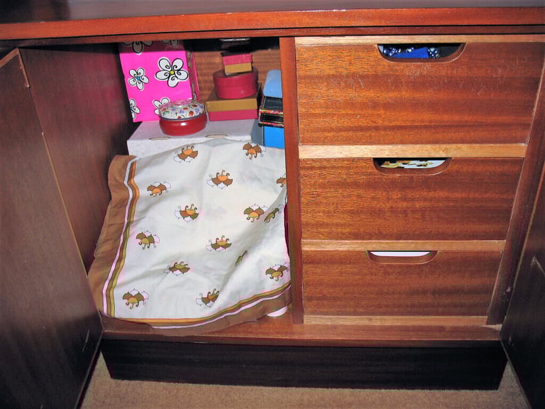 Bedside cabinet / sideboard Mahogany finish, doors, RIGHT open end shelf, drawers, vintage