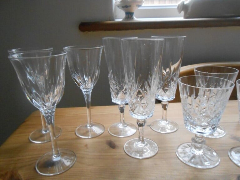 BUNDLE OF VINTAGE CRYSTAL GLASSWEAR & DECANTER