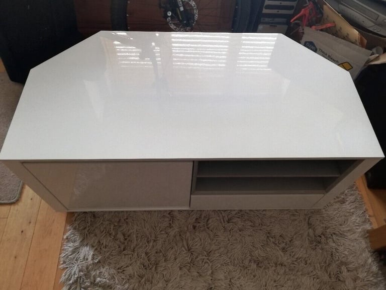 White gloss TV unit