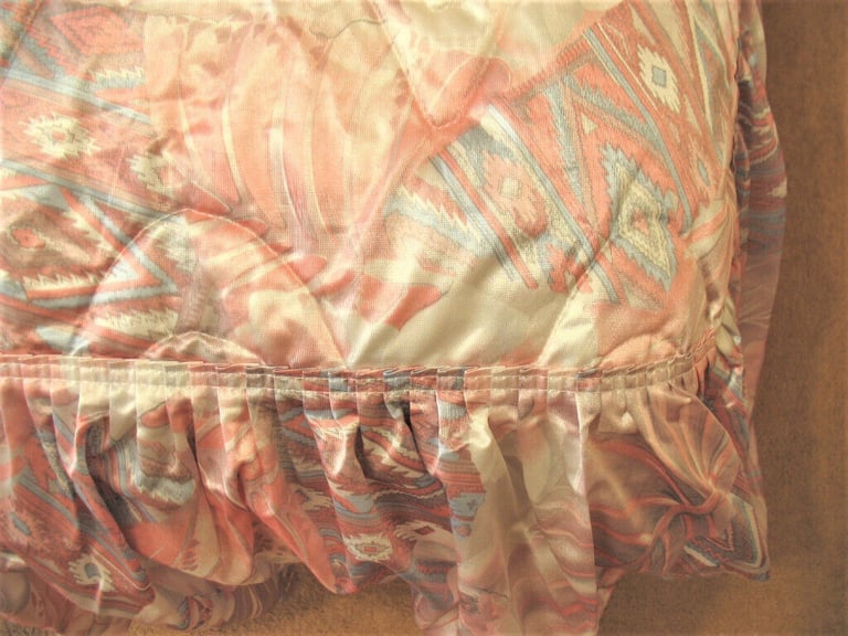 Day cover / bed spread, bedlinen, double bed, pink, skirt, 2 pillow shams, polyester