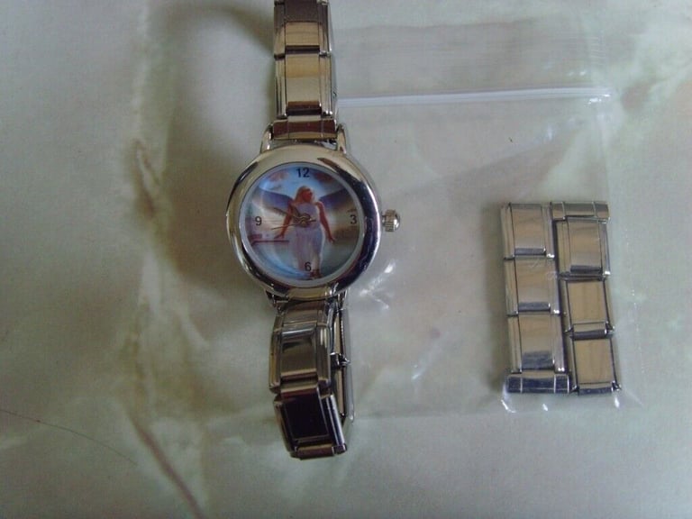 Ladies quartz wristwatch with expandable bracelet and spare links virtually new.