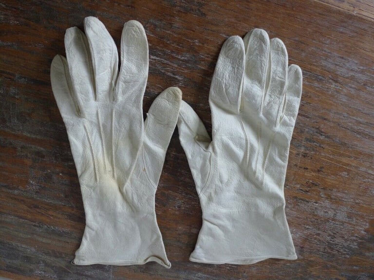 image for Collectable:1930s 1940s Vintage LADY’S KID LEATHER GLOVES. Genuine. Colour: creamy white.