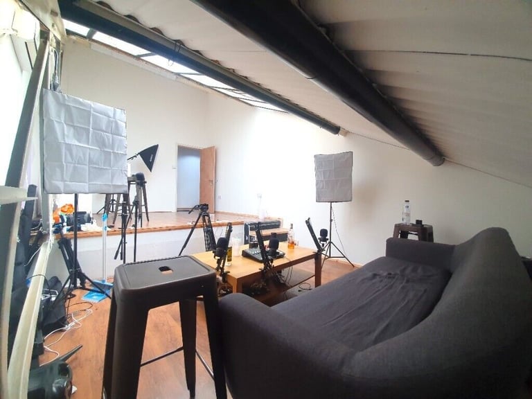 image for 280 sq ft Bright Creative Studio / Content Creator Work Space / Office In East London / Mile End