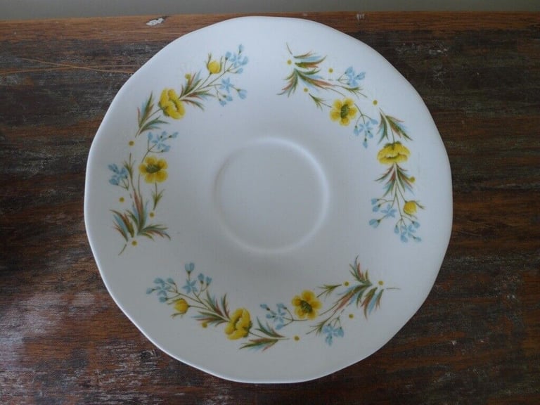 Six pieces of matching vintage COLCOUGH BONE CHINA. Believe ANGELA pattern