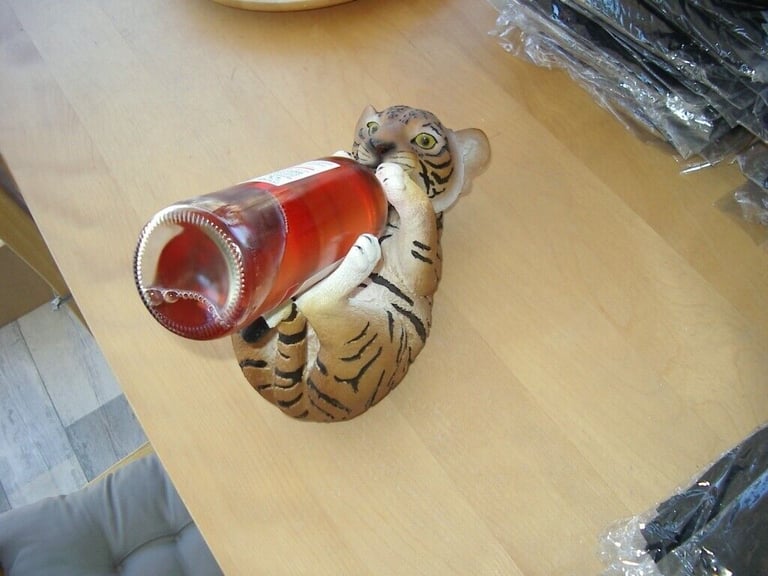 IDEAL GIFT TIGER WINE BOTTLE HOLDER 
