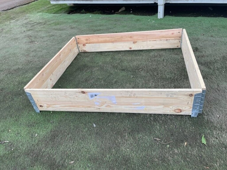 REDUCED TO CLEAR!!!Standard Size Pallet collars-GREAT FOR SUMMER BEDDING DISPLAYS! PSF PALLETS LTD