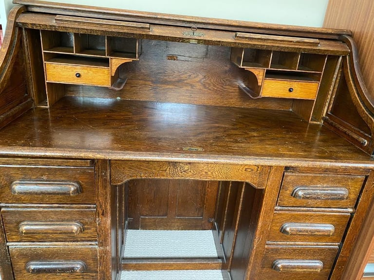 Beautiful Roll Top desk - antique