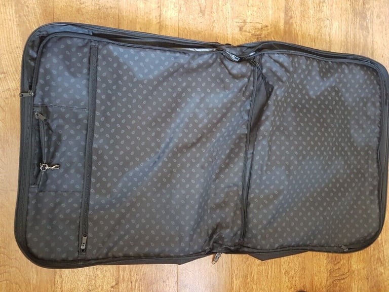 New SKYFLITE suit carrier -excellent condition