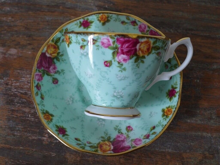 ROYAL ALBERT Bone China TEACUP AND SAUCER. OLD COUNTRY ROSES PEPPERMINT DAMASK