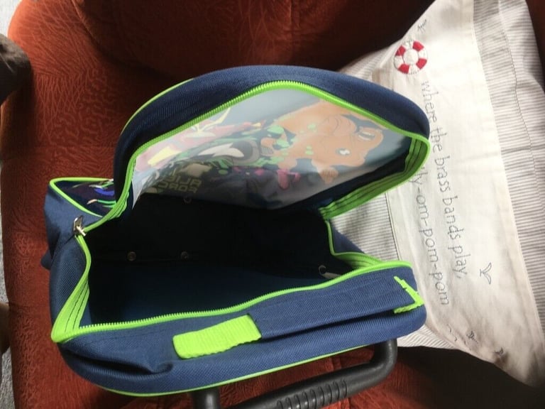  BEN 10 push along holdall with casters great condition Brilliant present Good capacity