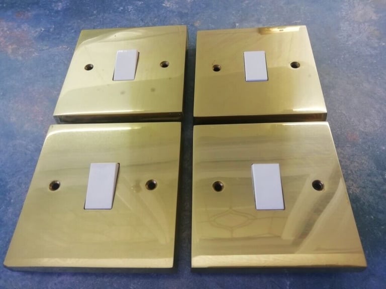 VOLEX 1000 SERIES 10AX POLISHED BRASS LIGHT SWITCH 1-GANG WITH WHITE SWITCH