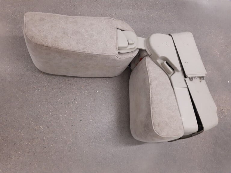 NISSAN ELGRAND E51 SECOND ROW MIDDLE SEAT 3RD SEAT CUBBY ARM REST RIDER HIGHWAY STAR CLOTH NE51 