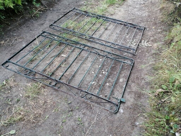10 ft DRIVEWAY GATES. 