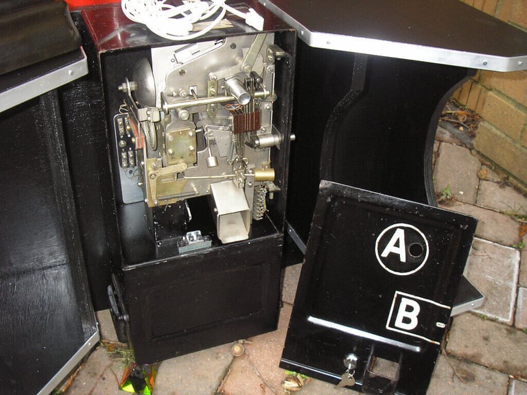 A B Coin Box & 232 King Pyramid Telephone Bell Set Jubilee Shelf Red K