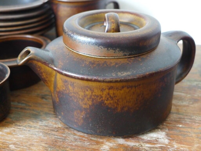 Job lot of 32 pieces of VINTAGE 1960s FINNISH ARABIA WARE. Oven and dishwasher proof.