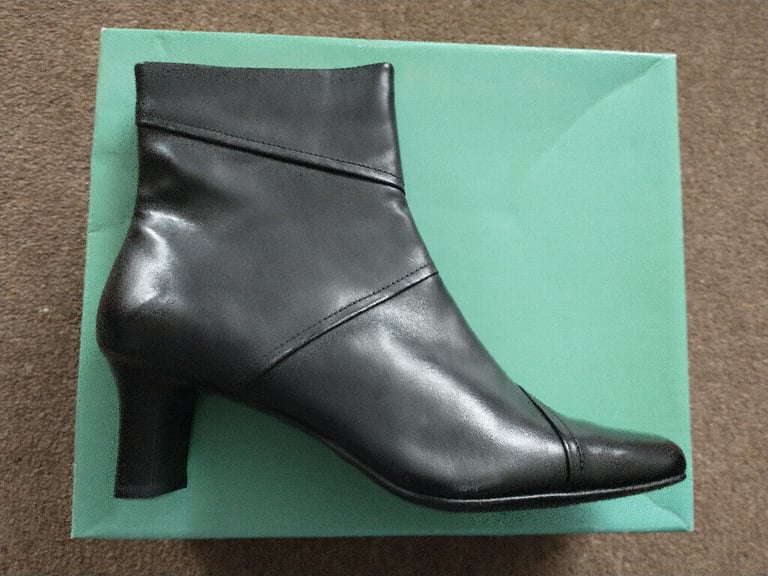  LEATHER BOOTS - CLARKS. SMART, BLACK, HEELED. Size 5.5D. New, unworn