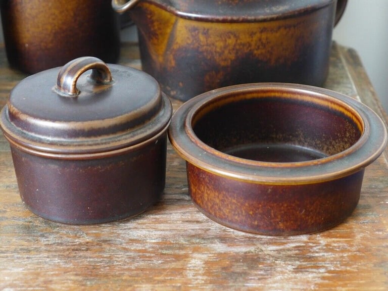 Job lot of 32 pieces of VINTAGE 1960s FINNISH ARABIA WARE. Oven and dishwasher proof.