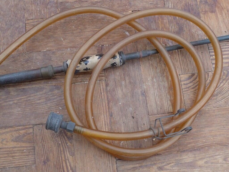 Collectible / collectable: Antique vintage long-arm garden sprayer.