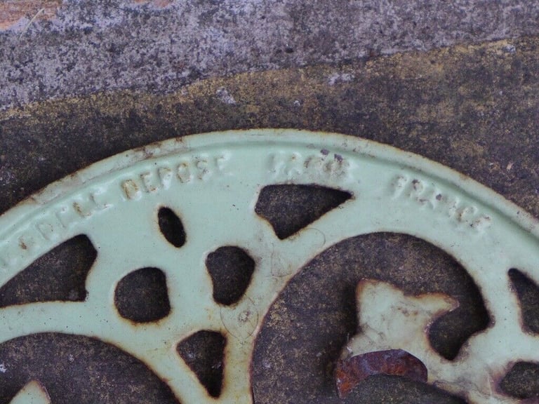Vintage Antique Cast Iron Trivet Hot Plate Pot Stand Fireplace Fireside Decoration.