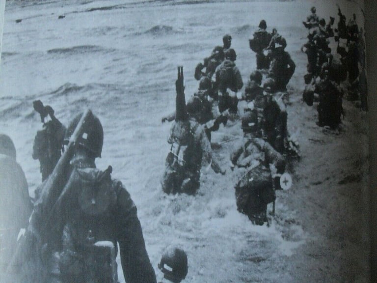 D-DAY BOOK STUART BINNS VGC