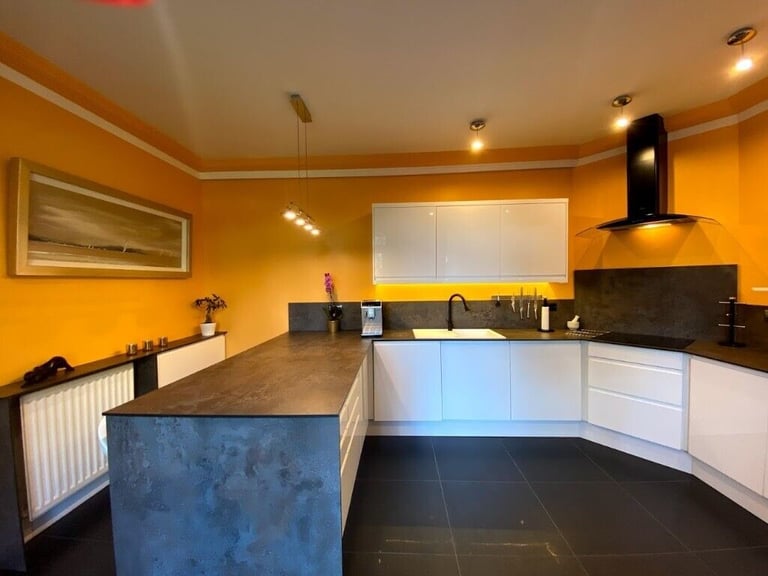 Kitchen Units – BRAND NEW- High White Gloss Handleless