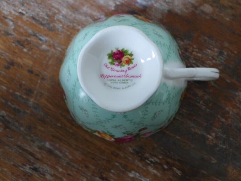 ROYAL ALBERT Bone China TEACUP AND SAUCER. OLD COUNTRY ROSES PEPPERMINT DAMASK
