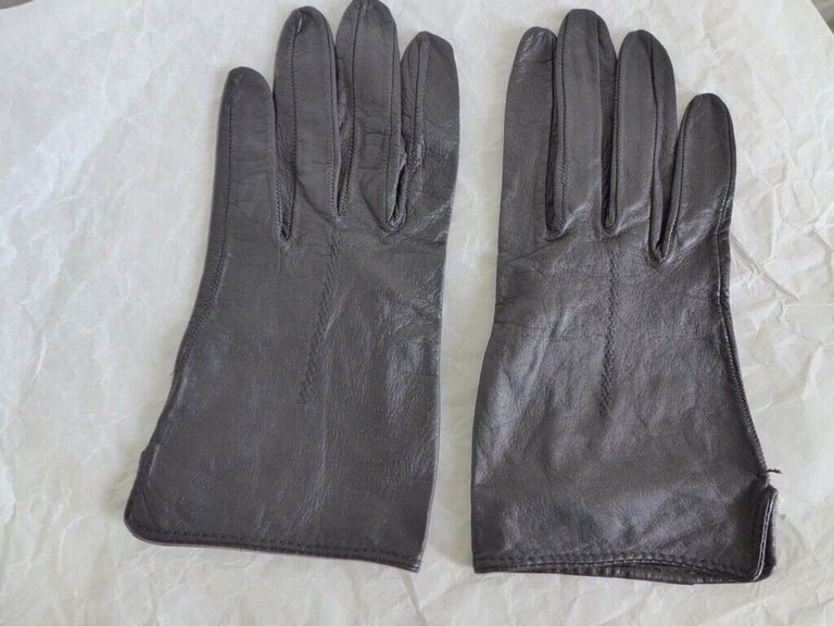 Collectable: Lady's 1940s 1950s Vintage Unlined BLACK KID LEATHER GLOVES. Size 7.5.