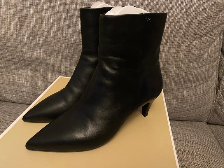 Michael Kors NEW IN PACKAGING Blaine Flex Kitten Heel Boots 38.5 / 5.5