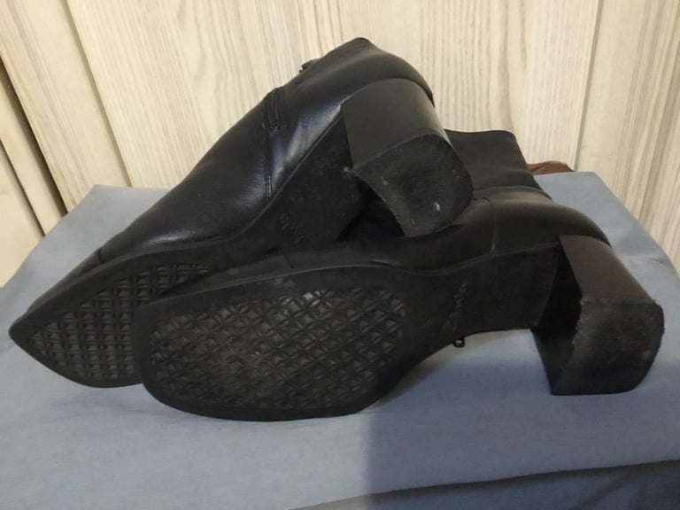 CLARKS BLACK LEATHER BOOTS SIZE 5