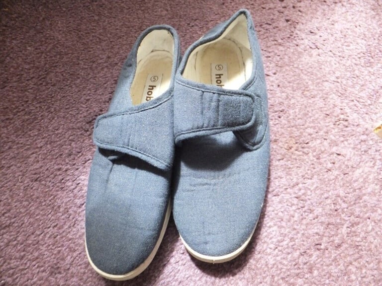 WOMENS / GIRLS NAVY SOFT - SLIP ON - CANVAS SHOES - SIZE 5 - 2 PAIRS