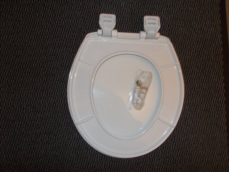 image for TOILET SEAT WHITE  /BRAND  NEW  LARGER SIZE