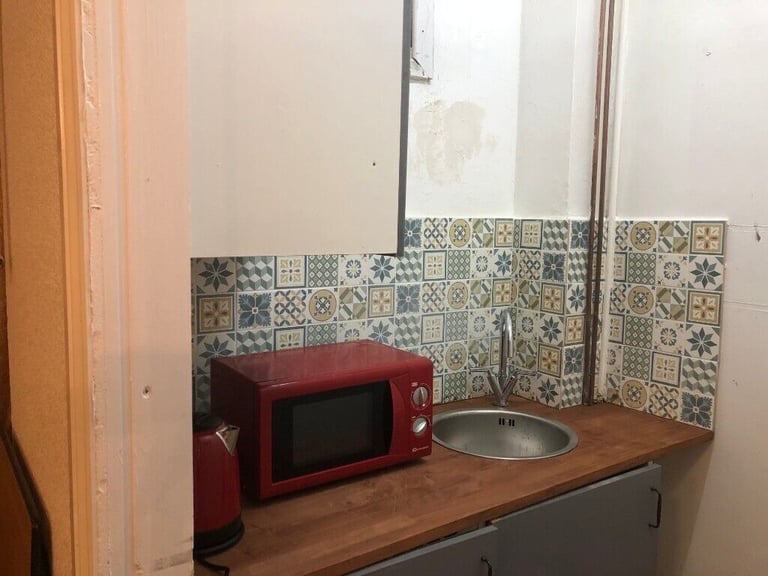 EAST HAM - 50-SEATER D1 HALL TO RENT - KITCHEN AND CHILDREN’S ROOM - 2 SERVICES WEEKLY- 1 ALL-NIGHT