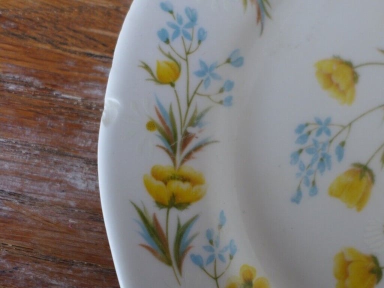 Six pieces of matching vintage COLCOUGH BONE CHINA. Believe ANGELA pattern