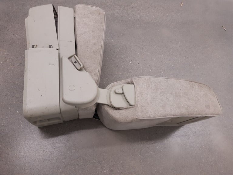 NISSAN ELGRAND E51 SECOND ROW MIDDLE SEAT 3RD SEAT CUBBY ARM REST RIDER HIGHWAY STAR CLOTH NE51 