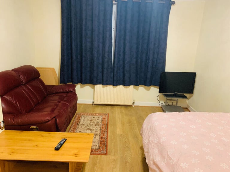 3 Bedroom Flat Near Aberdeen University, Dyce & Bridge of Don £795 in