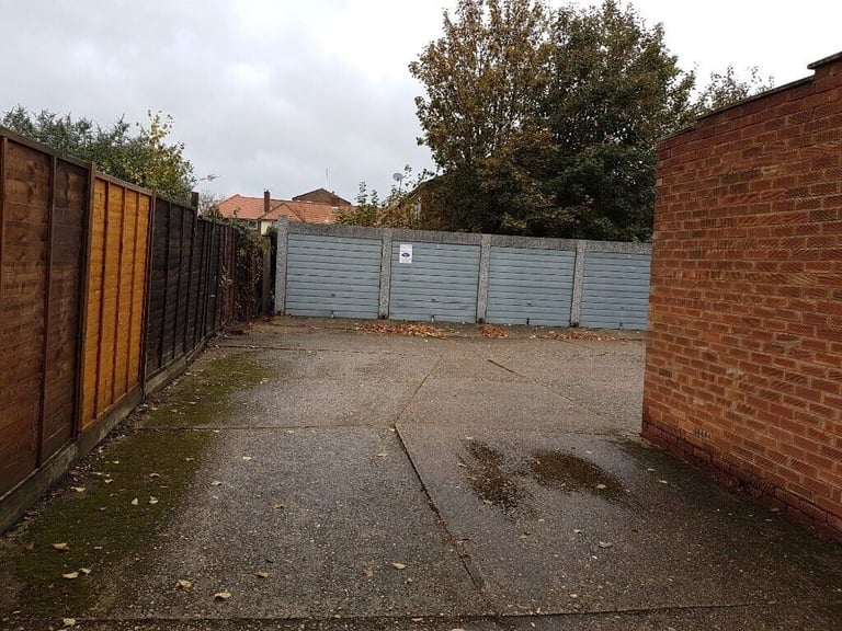 Garage/Parking/Storage to rent: Gladsmuir Close (r/o 17), Walton on Thames KT12 3JD