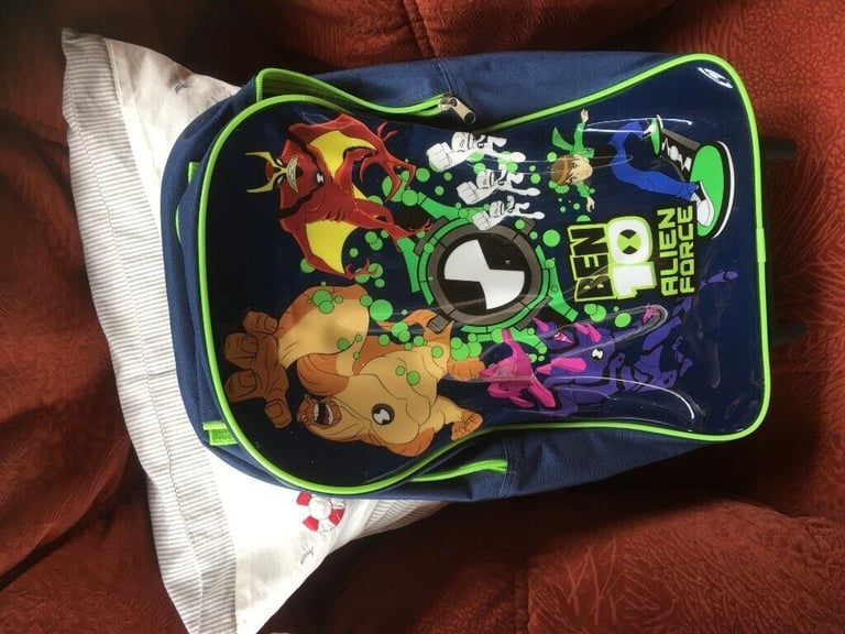  BEN 10 push along holdall with casters great condition Brilliant present Good capacity
